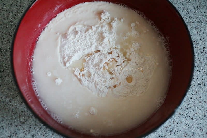 볼에 밀가루 1.5컵을 넣고 물1컵, 식용유1T, 소금0.5T 넣고 조물조물 밀가루 반죽 만들기
다 만든 컷은 안 찍었네.. ㅋ 반죽 다 된 건 봉투에 넣고 조물조물 계속해주면 더 좋다.
육수 만드는 동안 숙성 중~