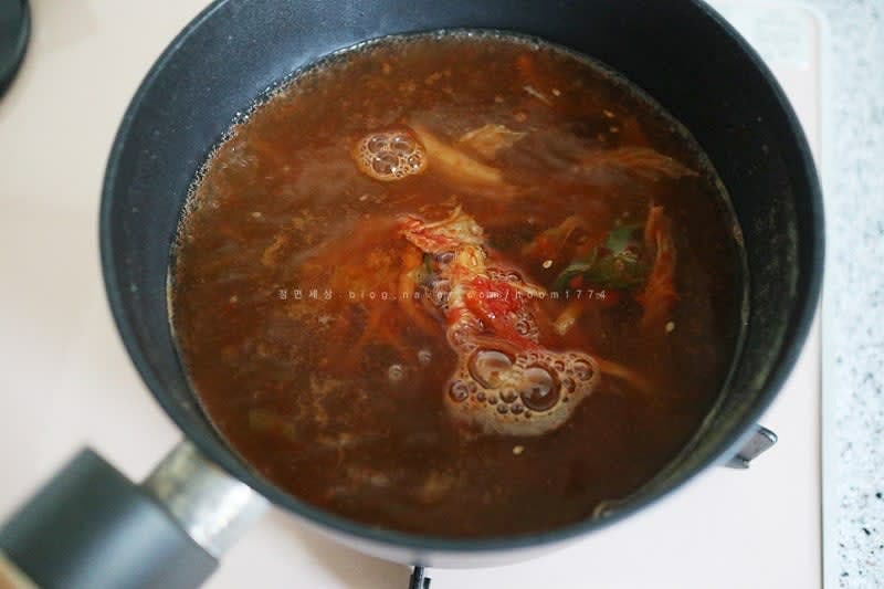 냄비에 물을 담고 육수코인 1개를 넣어준 뒤 다져놓은 김치, 김치 국물을 넣고 팔팔팔 끓여준다.
