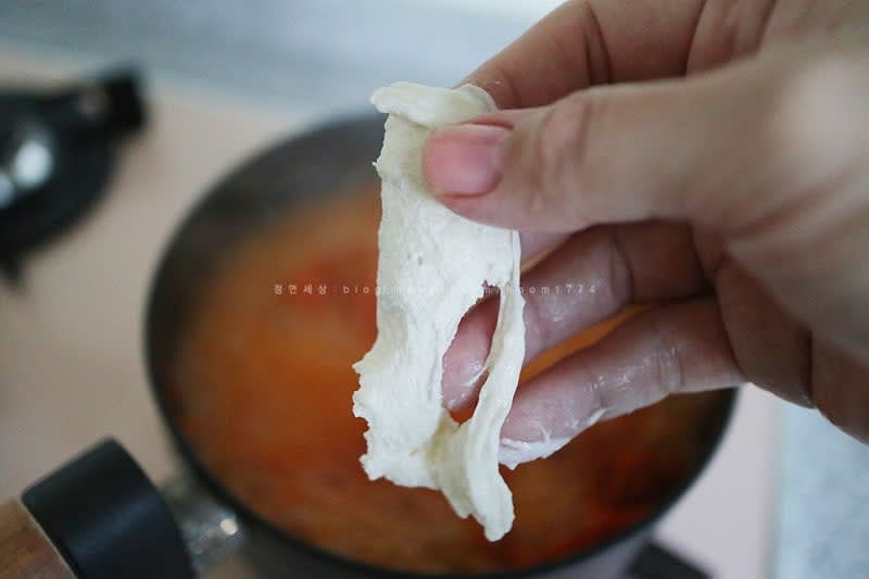 팔팔 끓는 육수에 반죽을 개인 취향대로 떠서 넣어준다.
