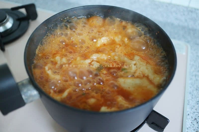 썰어놓은 대파 1, 다진 마늘 1T, 고춧가루 1T 넣어주고 간장, 소금을 조금씩 넣으면 간을 맞춰주기!!
난 코인 육수를 넣어줘서 간장, 소금은 조금만 넣어줘도 되었다.
간을 맞추고 수제비가 빨갛게 간이 잘 맞춰지게 끓이면 끝!!