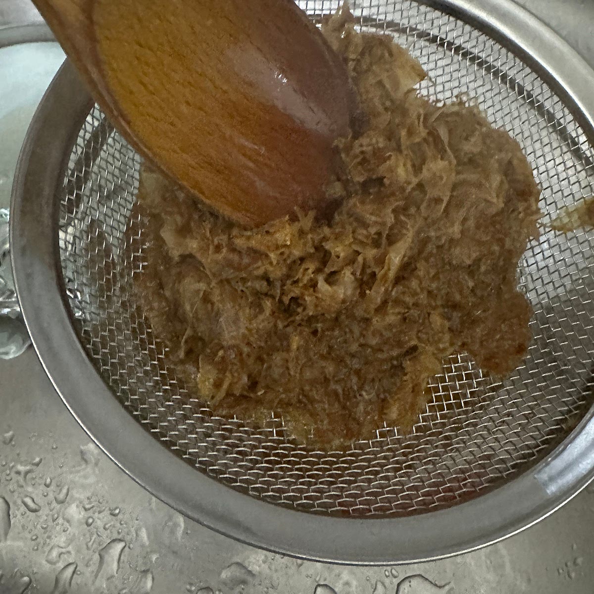 채반에 가쓰오부시를 걸러주세요