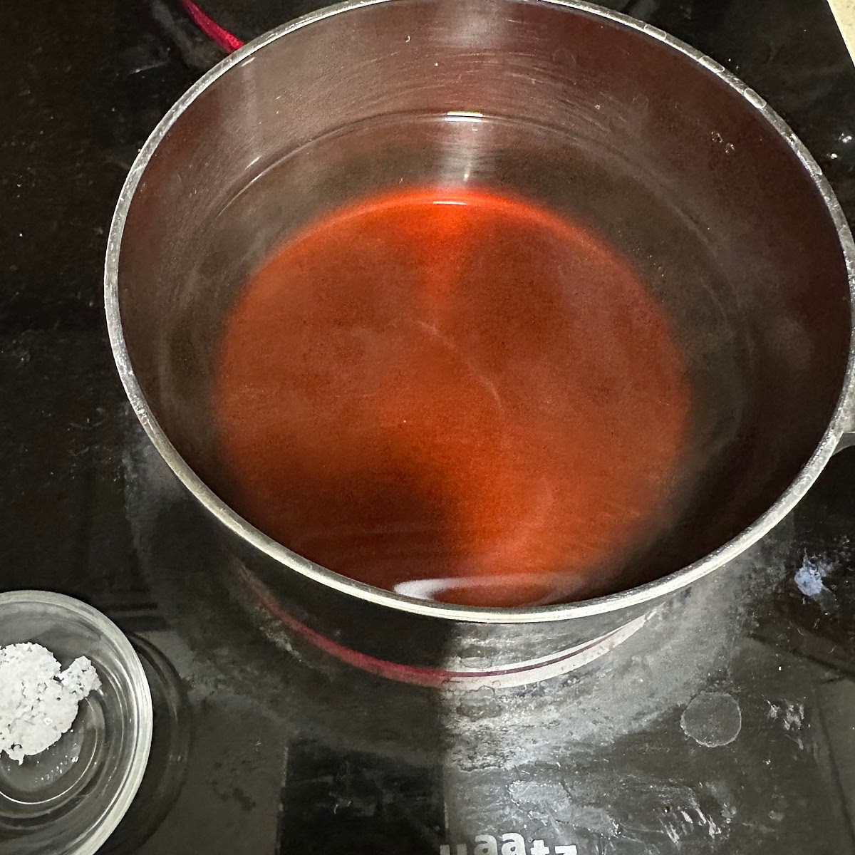 가쓰오부시 600ml에 간장, 맛술, 설탕을 넣고 끓여주세요.