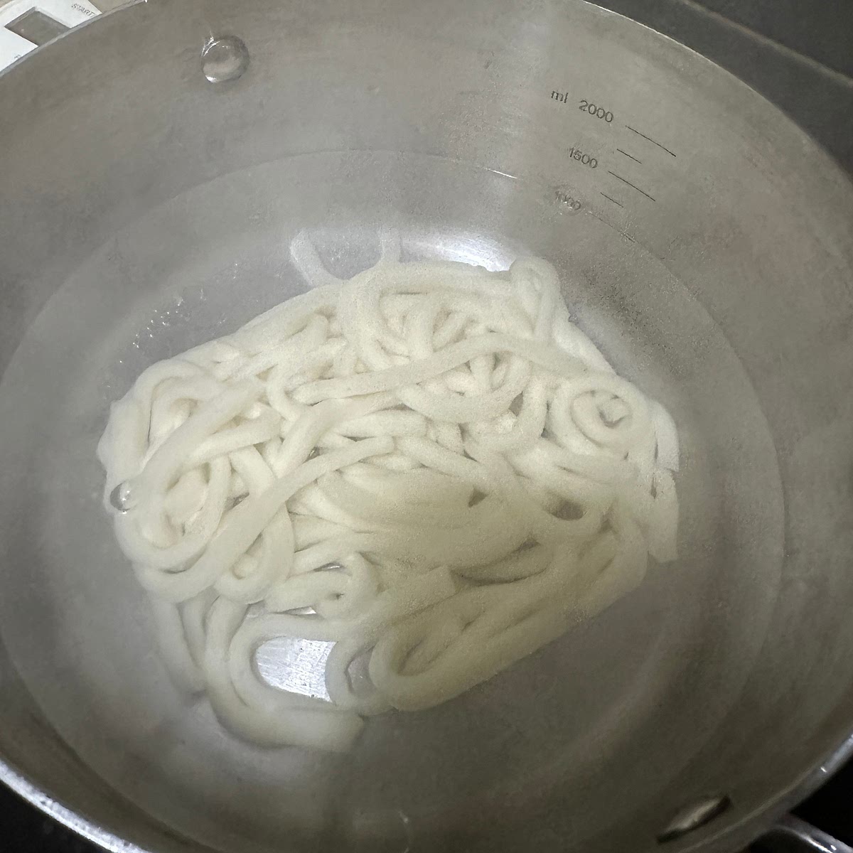 우동면을 삶아주세요.