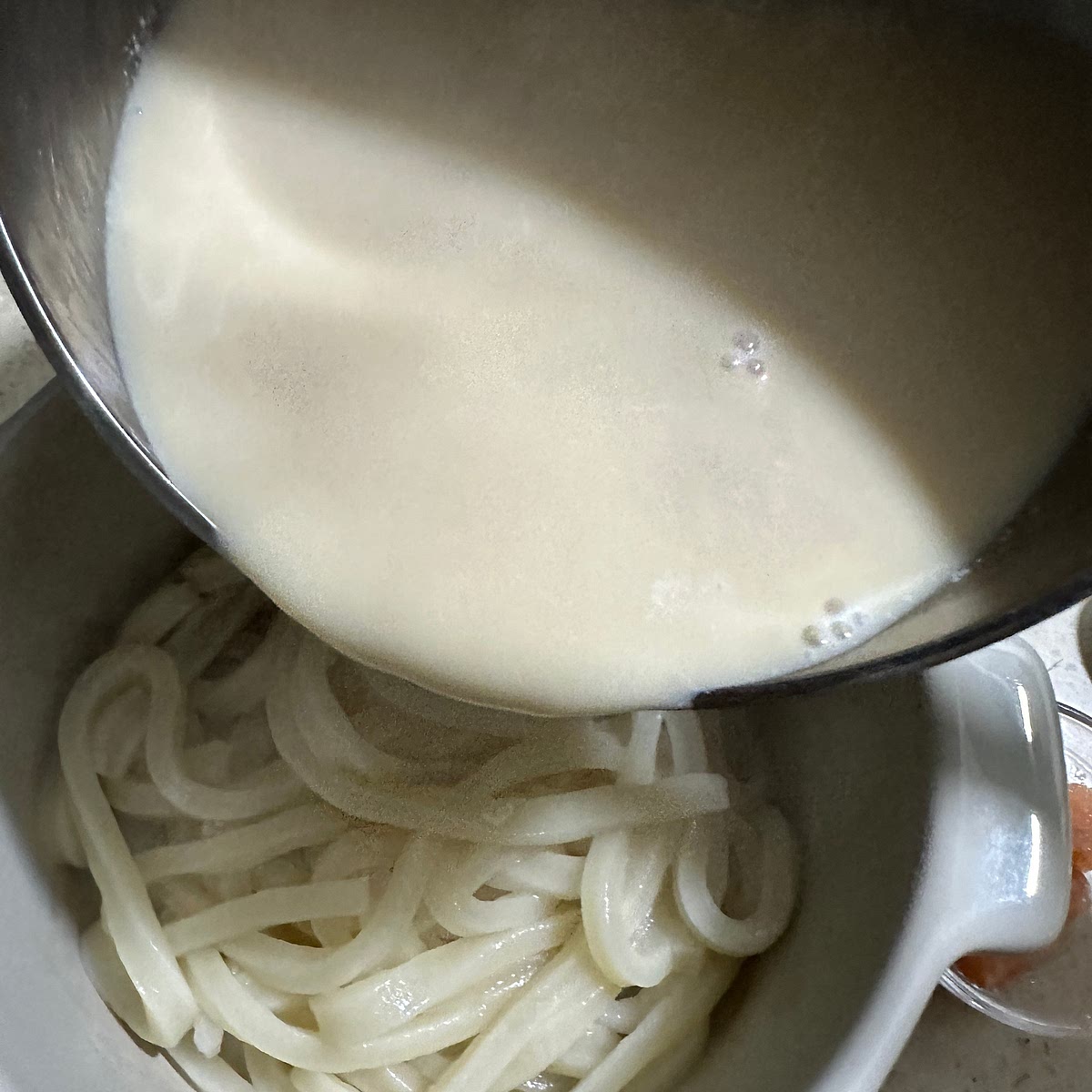 면에 준비한 육수를 부어주세요