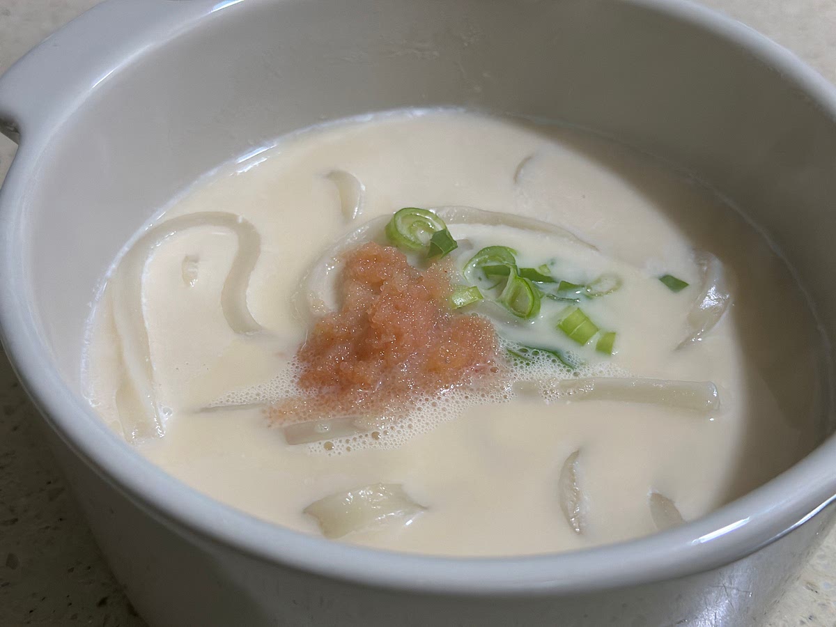 명란젓과 파를 올려 명란크림우동을 완성해주세요.