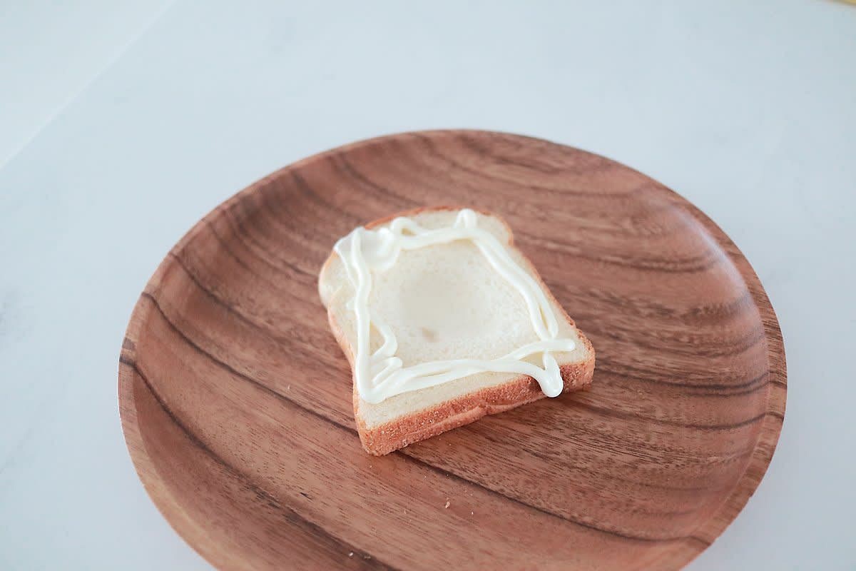 식빵 가장자리를 따라 마요네즈를 둘러주세요.