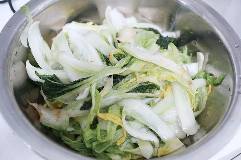 배추를 먹기 좋게 쭉쭉 찢어준다. 나는 절임배추라서 물기를 빼고 바로 찢어줬는데
통배추를 이용하는 거라면 먹기 좋게 잘라(칼로 썰거나, 손으로 찢어서 준비) 소금에 절여서 만들면 된다.