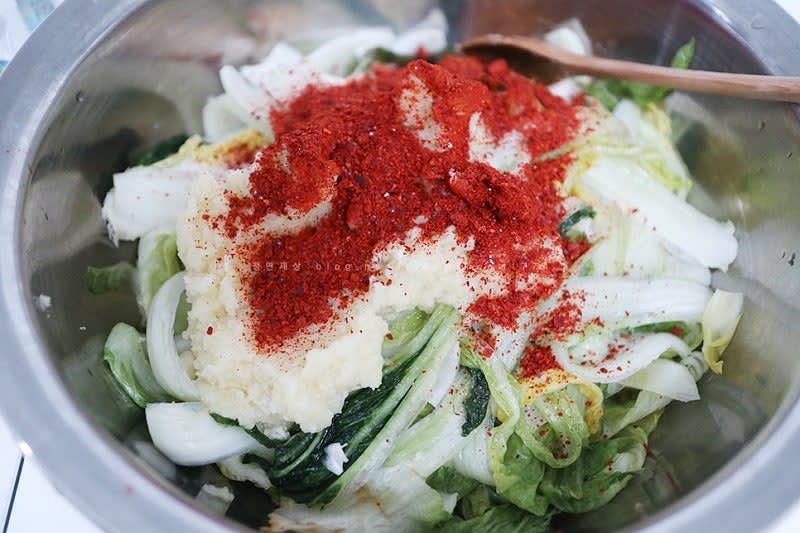 마늘 반컵, 생강 1T을 믹서에 곱게 갈아서 고춧가루 1컵과 같이 넣어 한번 버무려준다.
그 이후 건고추 3개도 믹서에 갈아준 뒤 액젓 반컵, 설탕 2T, 새우젓 1T, 찹쌀 풀 조금을 넣어서 잘 버무리면서 개인 취향대로 맛을 보고 액젓이나 설탕을 조금 더 넣어주면서 간을 맞추면 된다.