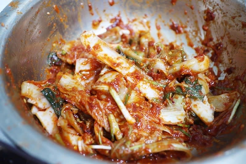 마무리 쪽파, 대파도 썰어서 넣어주면 끝!!
아까 볼품없던 그 절임배추가 새빨갛게 이뿐 옷을 입었다. 건고추를 갈아서 넣어 줬더니 듬성듬성 고춧가루가 있어서 더 먹음직스럽다.
보기 좋은김치 먹기도 좋다잉~