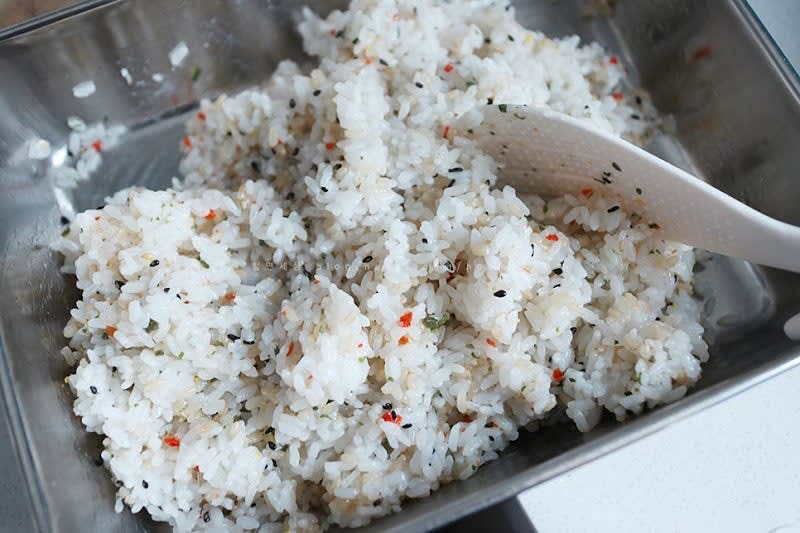 유부초밥 초대리,야채를 밥에 넣어서 잘 버무려 준비한다.