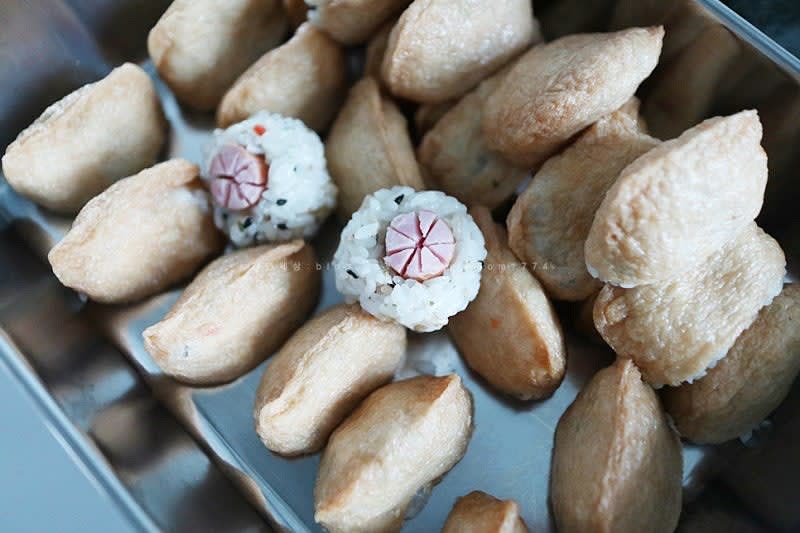 유부에 밥을 잘 넣어주면 된다. 꼬마유부초밥이 아이들이 먹기에 딱 좋은 크기인 듯~