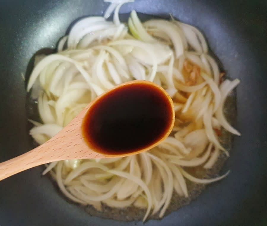여기에 설탕 2.5T, 진간장 5T를 넣고 양파가 익을때까지 계속 끓여주세요. 설탕과 진간장의 비율을 1:2로 맞춰주는게 제일 맛있더라구요.