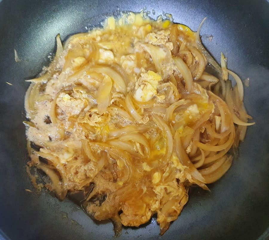 양파가 적당히 익으면 아까 풀어놓은 계란을 모두 부어주세요. 그리고 여기서 중요한게 절대 젓지 않고 그대로 익혀줘야해요. 서서히 계란이 익도록 중약불로 끓여주세요. 그리고 계란이 어느정도 익으면 불을 꺼준 후 살짝 저어주세요.