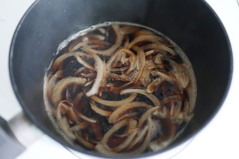 간장 4T, 맛술 1T, 물 200ml, 설탕 1T, 레몬즙 0.5T에 썰어놓은 양파를 넣어주고
양파가 흐물해질때까지 잘 졸여주면 된다.
소스는 부족한 것보다 넉넉하게 만들어주면 좋다.