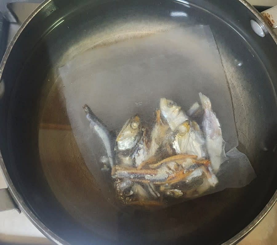 냄비에 물 약 600ml와 육수팩 1개를 넣고 10분정도 끓여서 육수를 내주세요.
