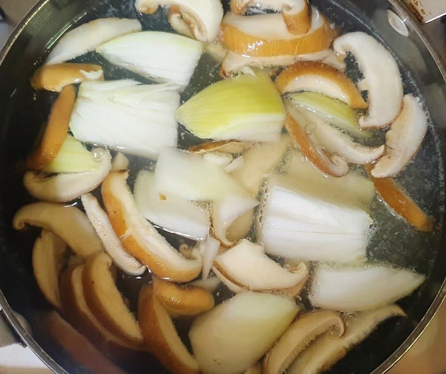 물에 불려놓은 표고버섯은 한차례 깨끗이 헹군 뒤 딱딱한 심 부분만 잘라내고 육수에 넣어줍니다. 그리고 썰어놓은 양파도 함께 넣어주세요.