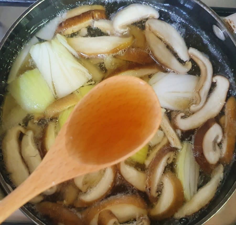 양조간장 1T와 참치액 1.5T를 넣어주세요.