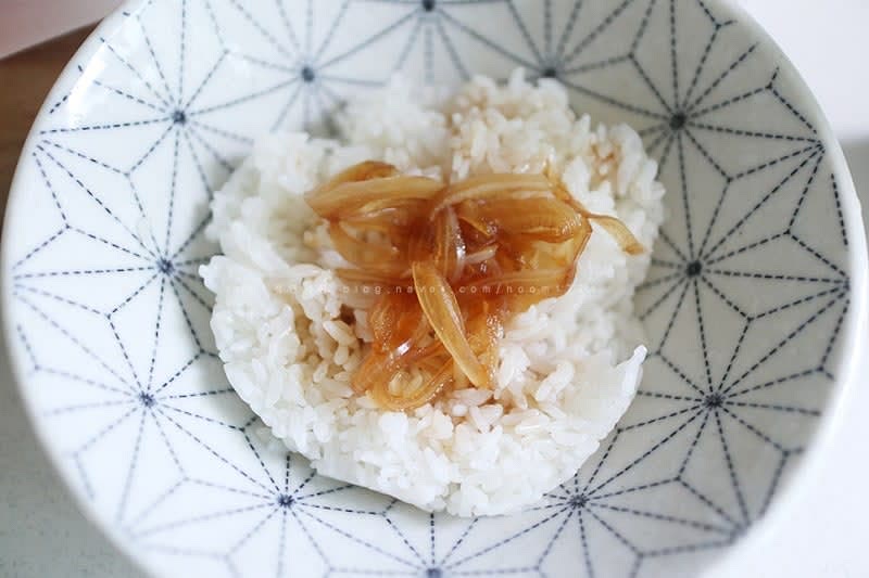 잘 만들어진 흰밥에 간장소스를 올려준다.
요 사케동소스가 만들기 귀찮으면 그냥 간장만 올려줘도 될 거 같고 계란밥 간장을 이용해도 좋을 거 같다.