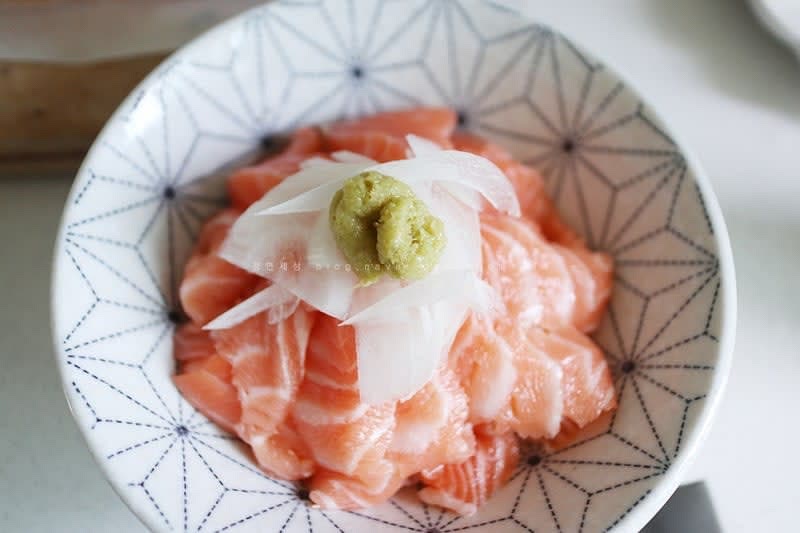 썰어놓은 연어를 밥 위에 올려주고 그 위에 양파를 올리고 생와사비까지 올려주면 끝!!
무순을 올려줘도 보기 좋고 맛도 있는데 없어서 그냥 패스~