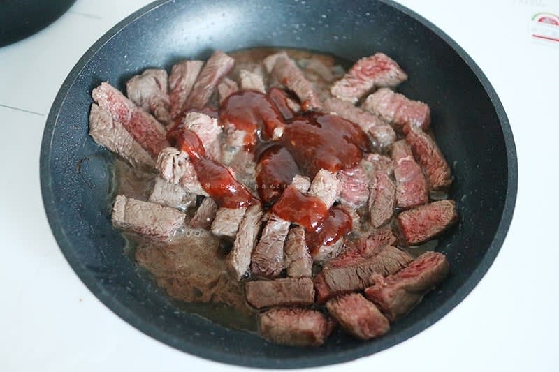 밥이 되어가는 사이에 스테이크를 달군 팬에 버터 1T 녹여주고 앞뒤 맛있게 구워준다.
허브솔트 뿌려서 재워두고 구워줘도 되지만, 나는 스테이크 소스를 넣어서 간을 맞춰줬다.
마늘향을 입히고 싶으면 버터를 넣고 다진 마늘이나 슬라이스 마늘을 넣고 스테이크 구워줘도 좋다.