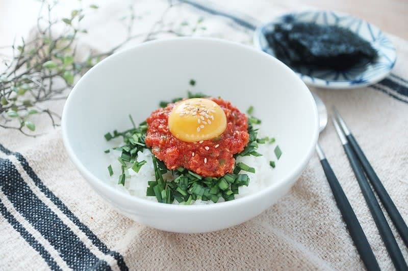 그릇에 밥한공기 넣고 부추 조금 잘라서 올려준 뒤 만능명란 2T 넣고 계란노른자 하나 올려주면
비빔밥 완성!!!