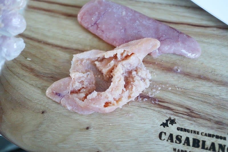 청양고추5개를 잘게 다져주고, 백명란 10개는 껍질을 칼로 그어서 속만 발라준다.
명란 속 발라주는 게 일이라는 점..ㅋ 귀찮으면 그냥 명란을 잘게 잘라서 넣어줘도 나쁘지 않을 거 같다.