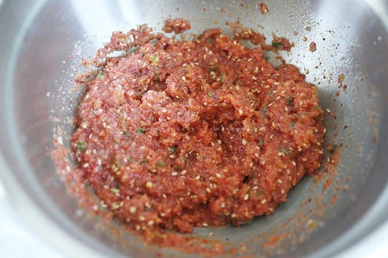 명란과 청양고추 다진 걸 볼에 담아준 뒤 고춧가루 5T, 다진마늘 1.5T, 참기름8T, 설탕 1T, 레몬즙1.5T, 깨소금 5T 넣어준 뒤 잘 버무려준다. 참기름을 왜 이렇게 많이 넣어했는데 세상 금세 사라지는 느낌..ㅋㅋ