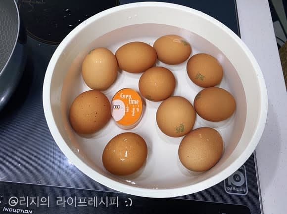 달걀을 깨끗하게 씻어서 삶아주고, 찬물에 넣었다가 껍질을 까주세요 (반숙 삶을땐 5~7분, 완숙으로 삶을땐 15분)