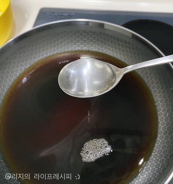 물, 진간장,설탕,물엿을 넣고 강불에서 잘 저어가며 끓여주세요
