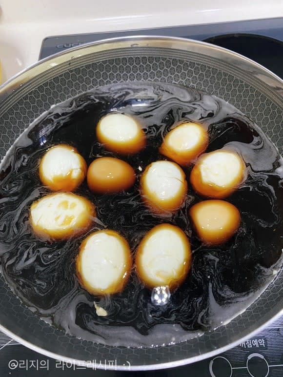 간장 양념장에 삶은 달걀을 넣어 약 40분정도 끓여주세요