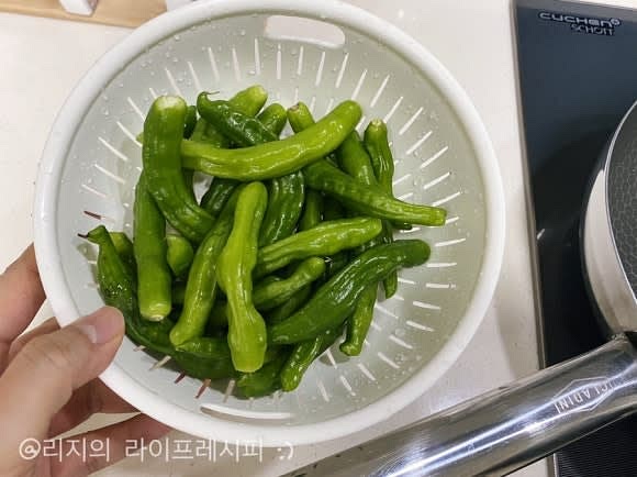 끓이는 동안 꽈리고추도 깨끗하게 씻어 꼭지를 따준뒤, 포크로 콕콕 앞뒤로 찍어주시고, 마늘과 청양고추도 편썰어주세요