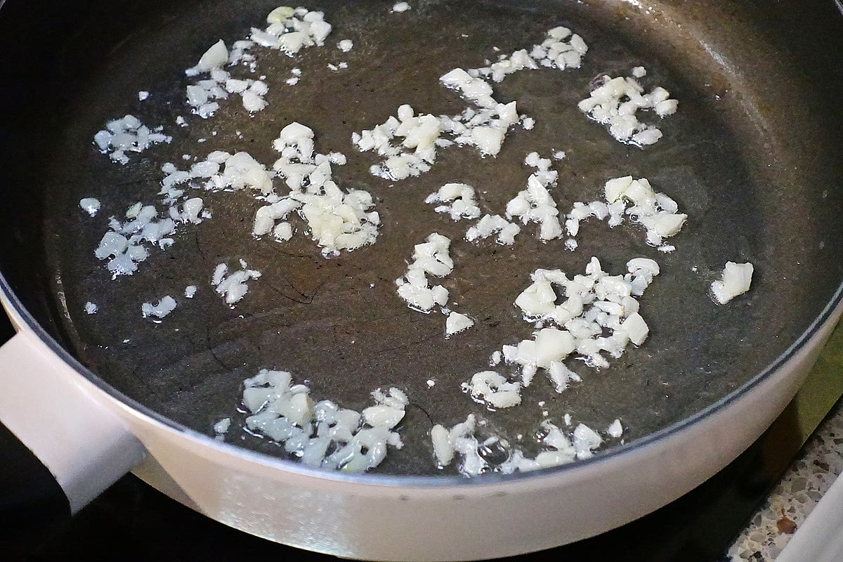 [잔멸치볶음] 중불로 달군 팬에 식용유를 두른 뒤 다진 마늘을 넣고 달달 볶아준다.