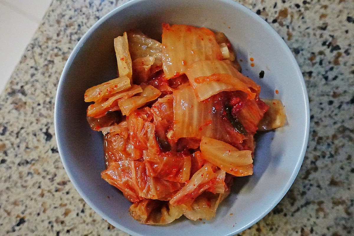 [볶음김치] 신김치는 먹기 좋게 썰어준다.