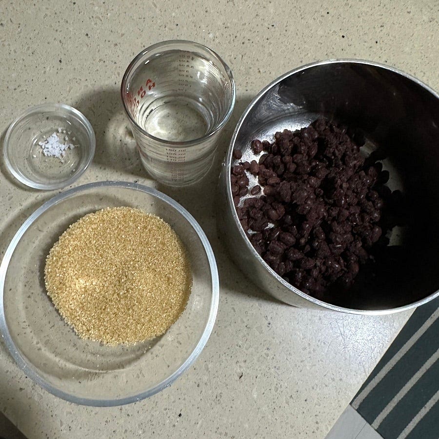 모든 재료를 준비해주세요.
* 소분한 삶은팥은 얼린경우 자연해동을 해야 맛있으니 참고해주세요.
* 담백한 팥죽을 원하면 설탕은 35~40g정도가 적당하구요. 달달한 팥죽을 원하시면 60g 넣어주시면되요. 전 60g 비정제당으로 넣어줬어요.
* 냄비는 끓어오르면 넘칠수있으니 넉넉한 사이즈에 만들어주세요.