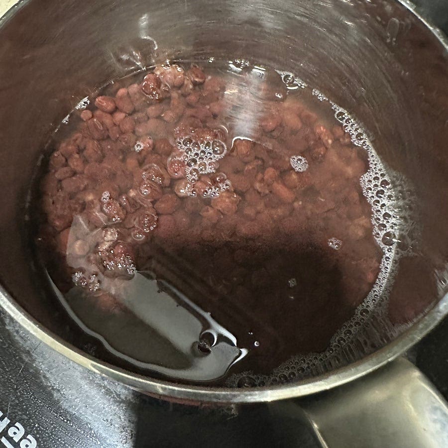 물에 삶은팥을 넣고 끓여주세요.