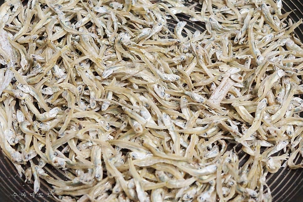 예열된 프라이팬에 중멸치 두줌을 넣고 바삭하게 골고루 볶아주세요.