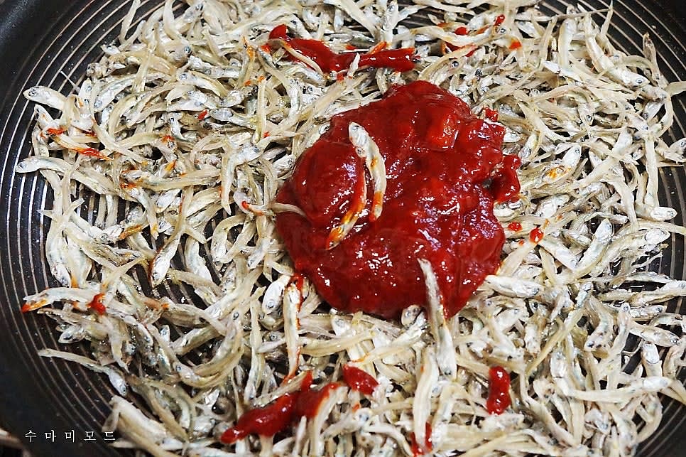 멸치가 잘 구워졌으면 만들어놓은 양념장을 모두 넣고 식용유를 적당히 둘러 볶아주세요.