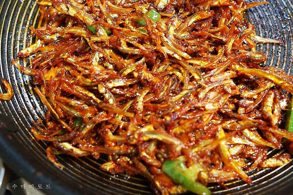 양념이 멸치에 잘 배이도록 골고루 잘 볶아주다가 잘라놓은 청양고추를 넣고 볶아주세요. 멸치를 양념에 볶으면서 뻑뻑하지 않게 식용유를 적당히 둘러가며 볶아주세요.