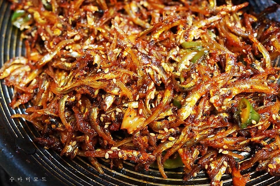 맛있게 잘 볶아진 고추장멸치볶음은 불을 꺼주고 통깨를 츄르륵 뿌려 잘 버무려주면 완성.