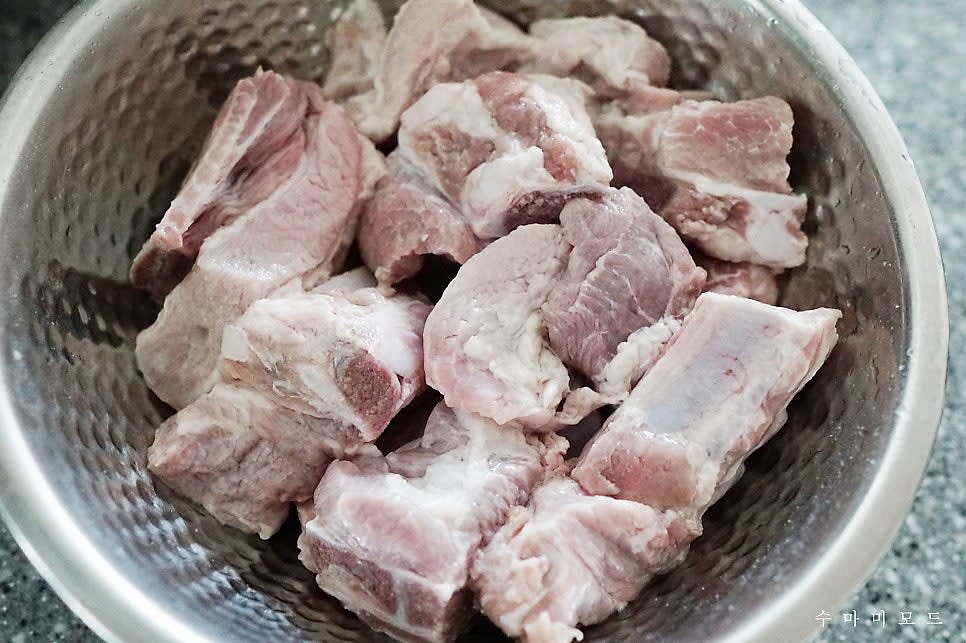 2시간 후 핏물이 빠진 돼지갈비는 흐르는 물로 여러번 씻어주시면 된답니다.
