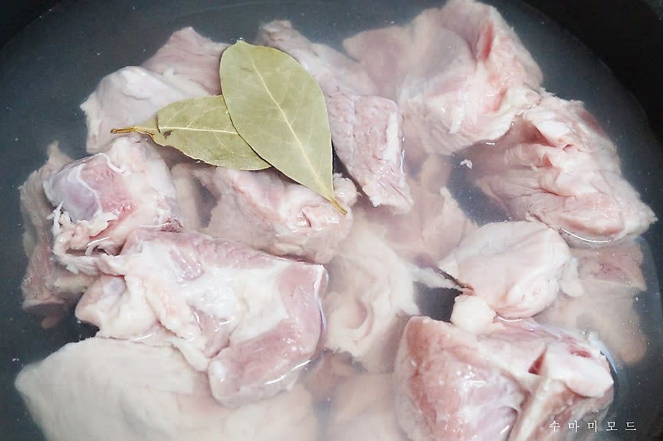 이제 물을 적당히 냄비에 담고 물이 끓어오르면 돼지갈비를 넣고 한번 끓여줄텐데요. 잡내제거를 위해 월계수 잎도 2장 정도 넣어 센불에서 끓여주세요.