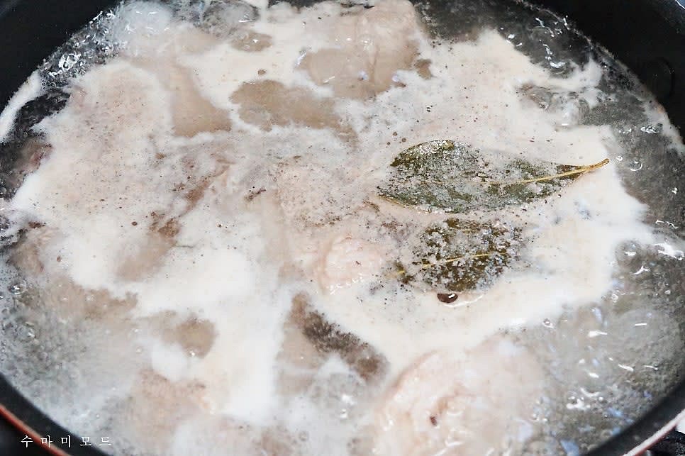 돼지갈비를 팔팔 한번 끓여주면서 올라오는 불순물들은 걷어가며 끓여주시면 된답니다.