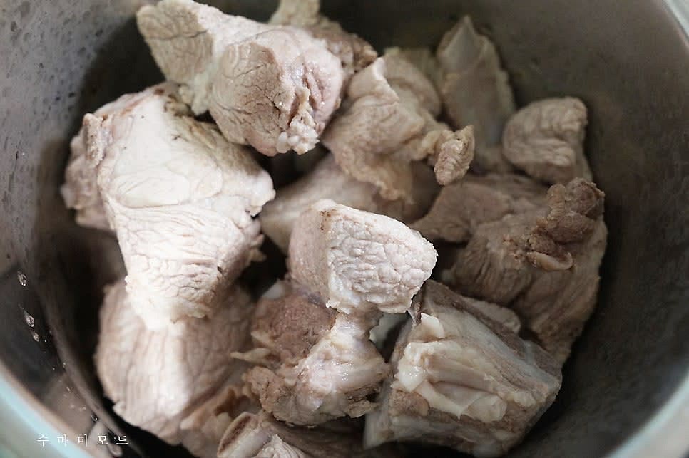 한번 팔팔 끓여 잡내를 제거해준 돼지갈비는 흐르는 물로 깨끗하게 씻어주고 물기를 제거한 후 멀티쿠커 또는 압력솥에 넣어주세요.