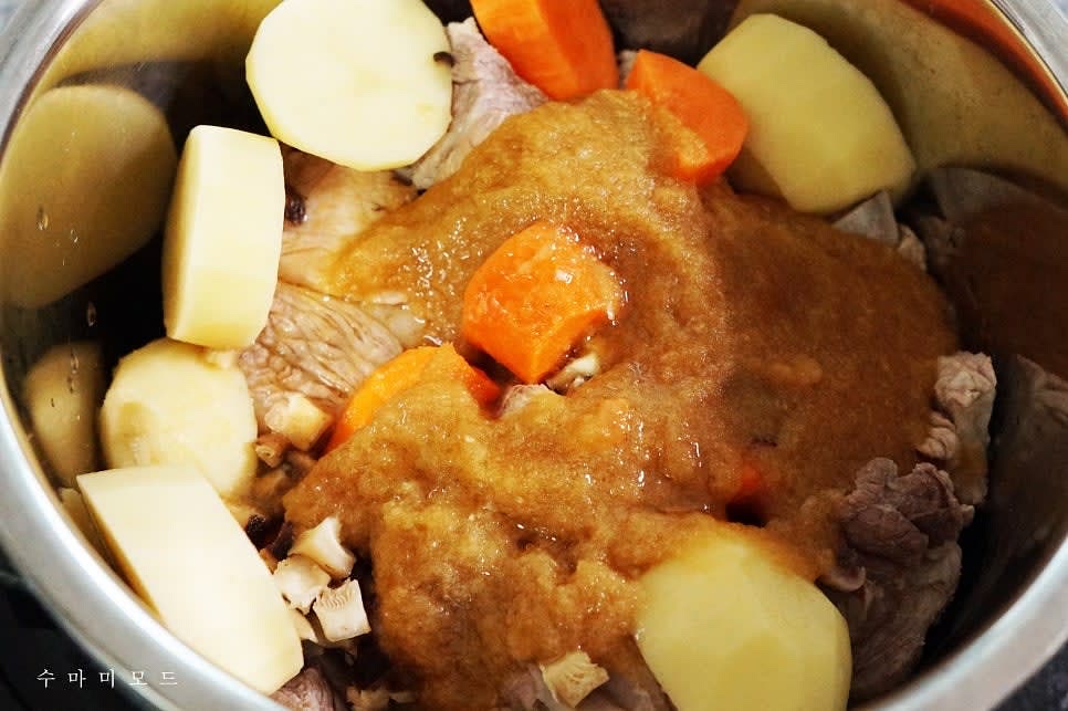 양념장과 참기름 한스푼, 물 120ml 를 부어 멀티쿠커에서 "육류-찜" 기능을 이용해 맛있는 갈비찜을 조리해주시면 되는데요. 압력솥에 하시는 분들은 물을 좀 더 넣어주시면 된답니다.