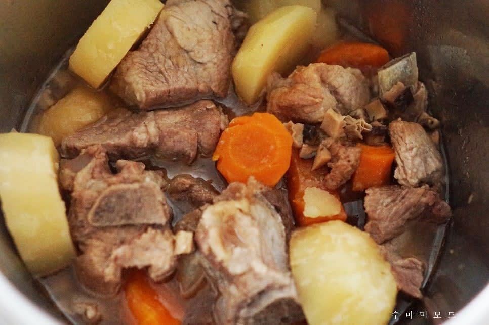 어느새 맛있게 잘 조리가 된 돼지갈비찜은 이상태로 30분간 멀티쿠커에서 더 끓여내 양념이 잘 배이게끔 해주시면 맛있는 추석요리 돼지갈비찜 완성.
