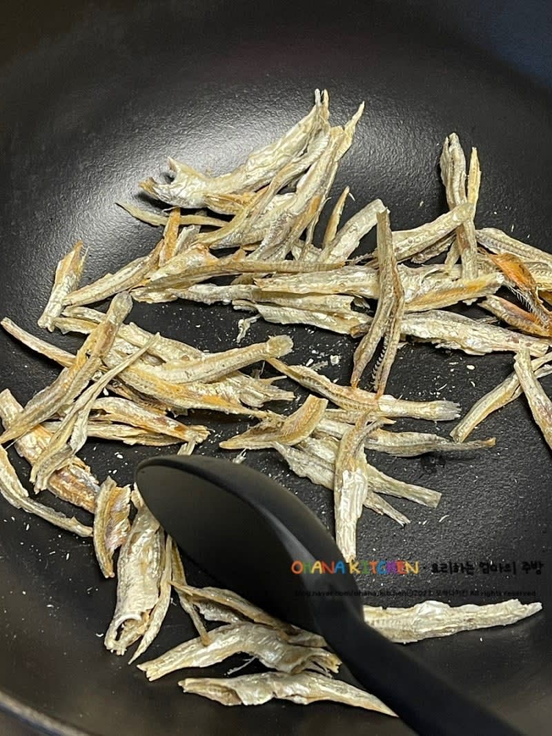 국 끓일 냄비에 먼저 다시 멸치를 한번 살짝 볶아 주세요.