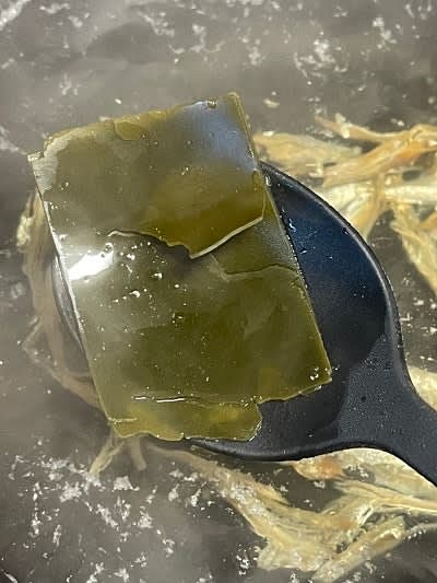 살짝 볶은 멸치에 물을 넣고 다시마를 넣은 뒤 육수가 끓으면 약불로 5분 끓인 뒤 다시마를 건져 내고 멸치만 따로 3분 정도 더 끓여주세요.