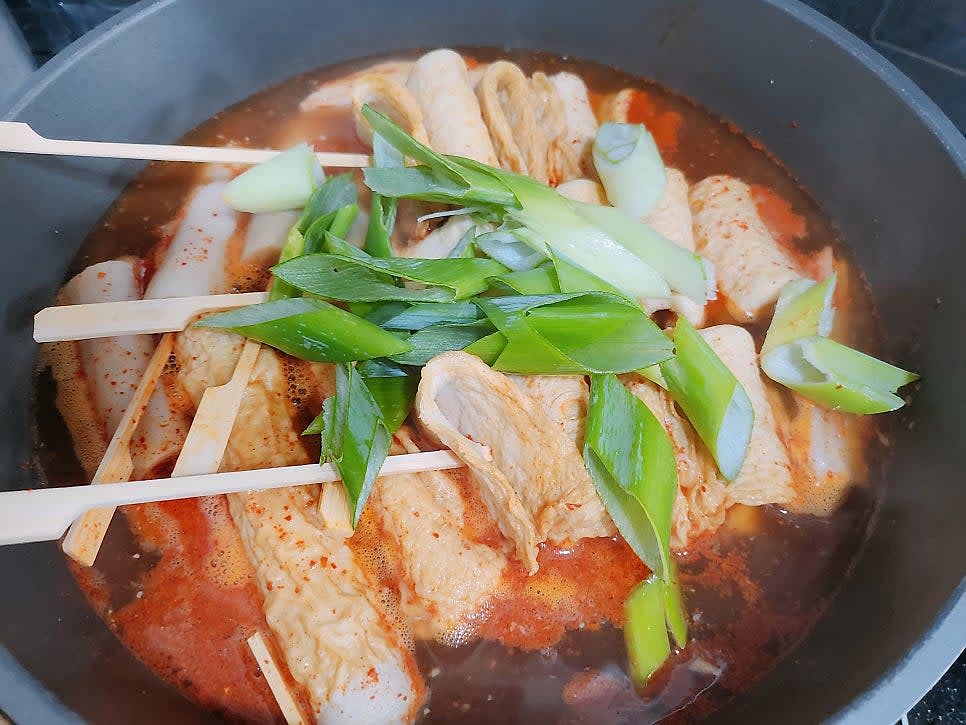 어슷 썬 대파를 올려 조금 더 끓여 완성해 주세요