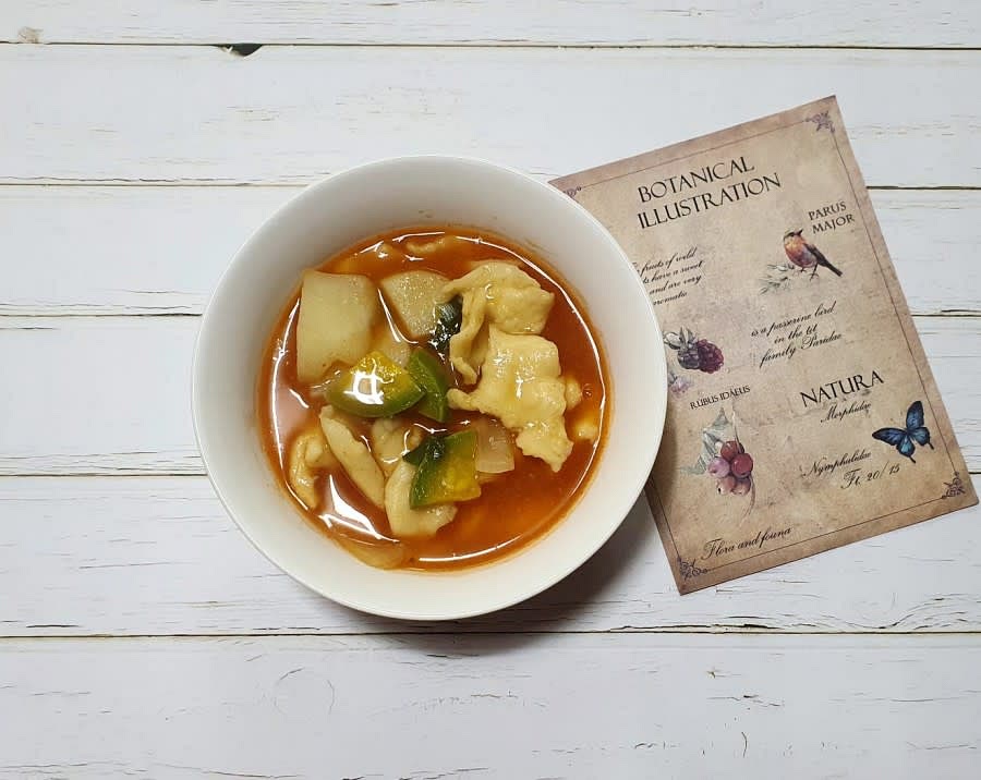 쌀쌀한 날씨에 따끈하게 먹기 좋은 고추장수제비예요.