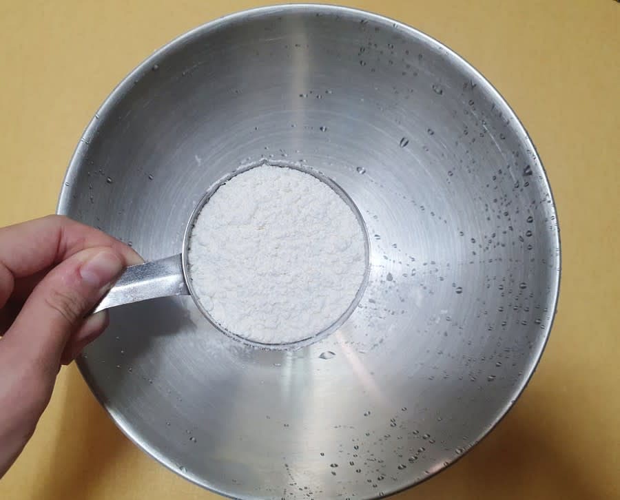 먼저 수제비 반죽을 만들어줄거예요. 볼에 밀가루 3컵을 넣어주세요. 제가 사용한 컵은 개량컵이었는데요. 한컵이 180ml 였어요.